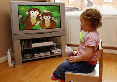 يجب منع الأطفال قبل الثالثة من مشاهدة التليفزيون